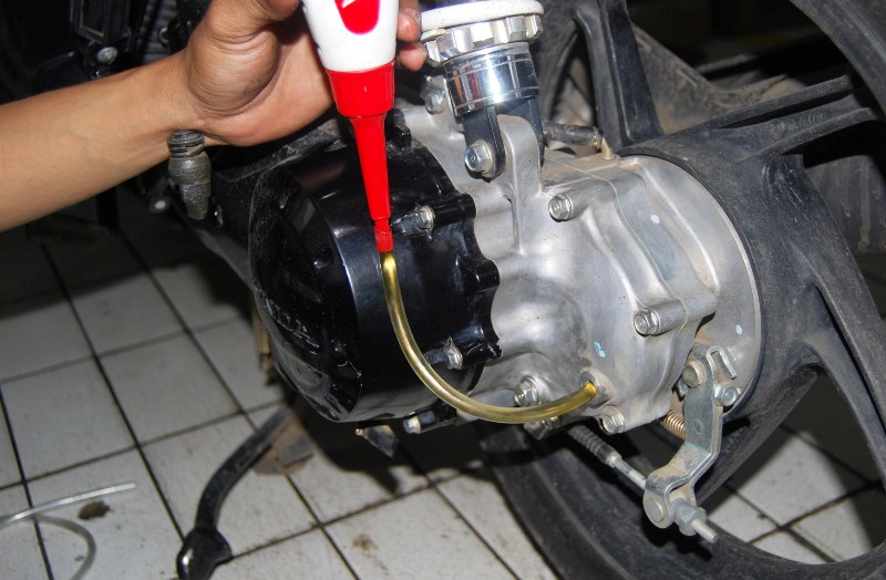 Ini Waktu yang Tepat Ganti Oli Gardan Motor Matic