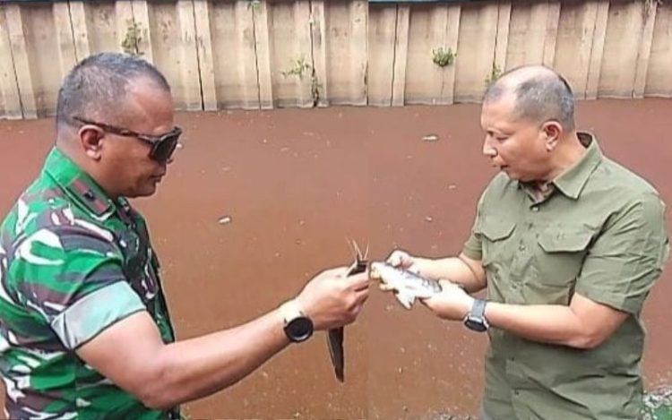 TNI AD Semprot Mikroba PA 63 untuk Menetralisir Limbah Pasar Induk Gedebage