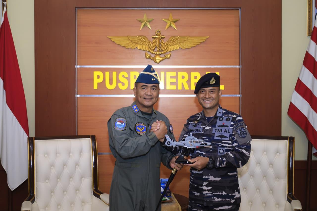 Sinergi TNI AL Diperkuat, Kadispenal Terima Brevet Kehormatan Penerbangan