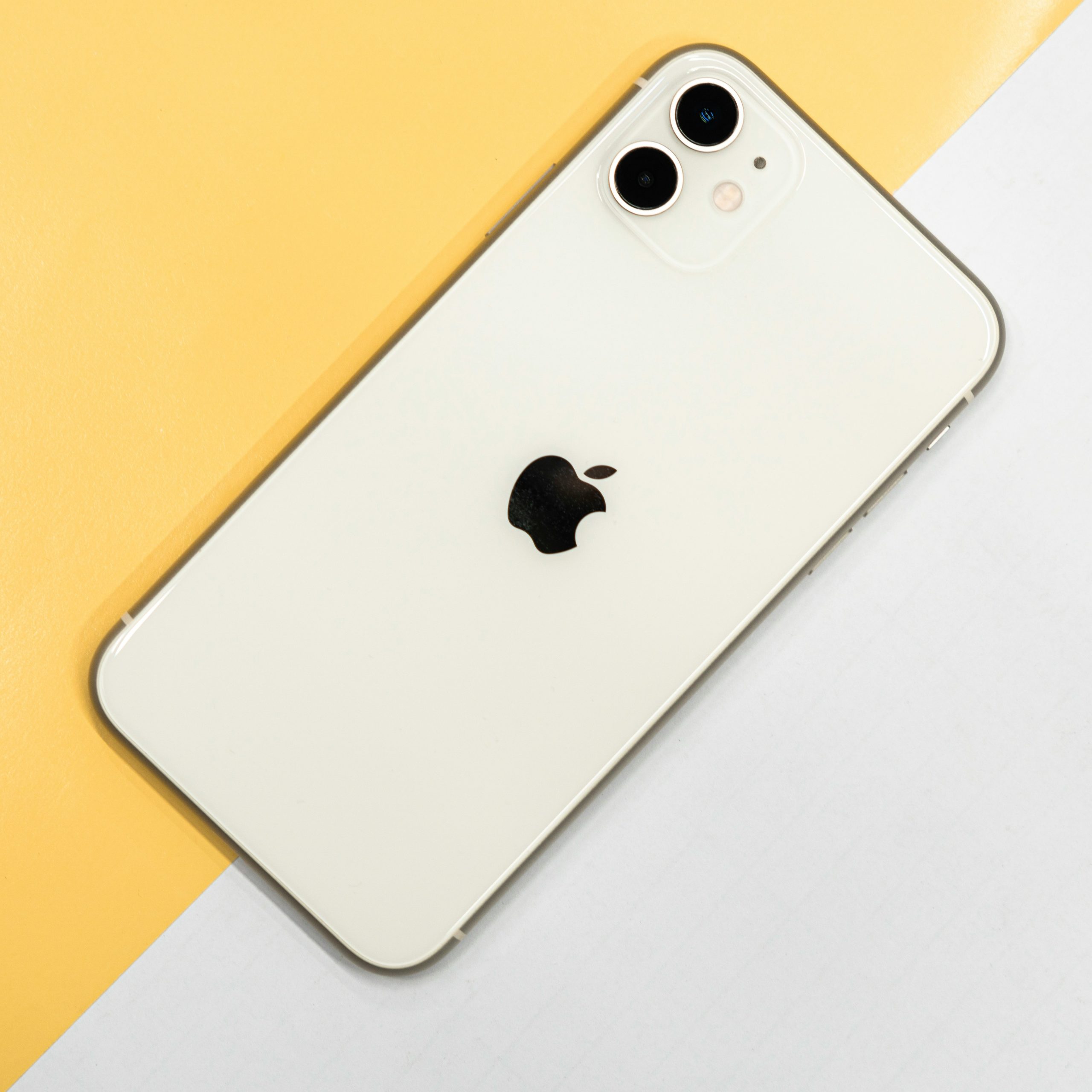 Apple Cetak Sejarah Baru Berkat Lonjakan Penjualan iPhone